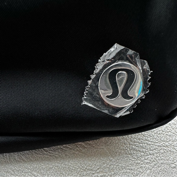 Lululemon Everywhere Belt Bag 1L Black/White Brand New - Picture 11 of 15